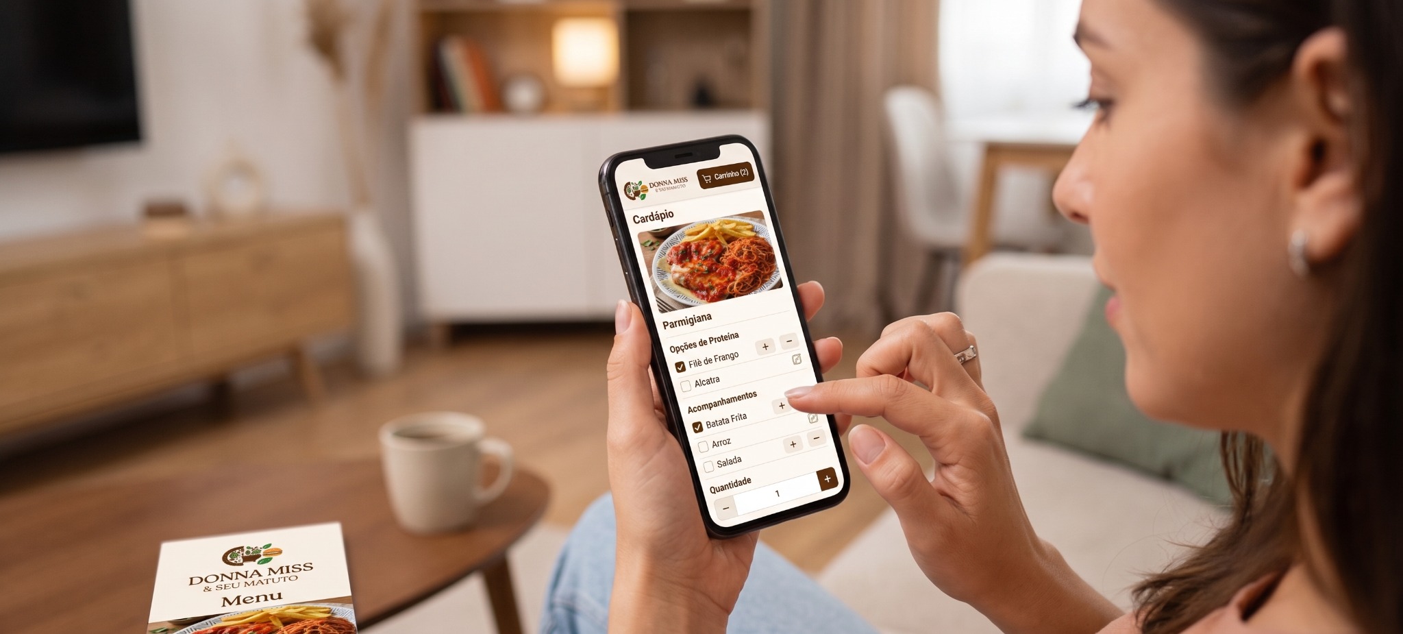 Cliente escolhendo seu almoço no cardápio Donna Miss pelo celular